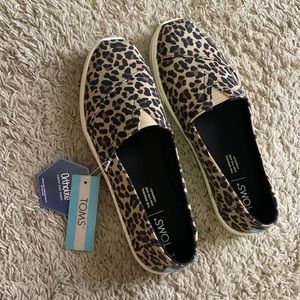 Cheetah print TOMS
